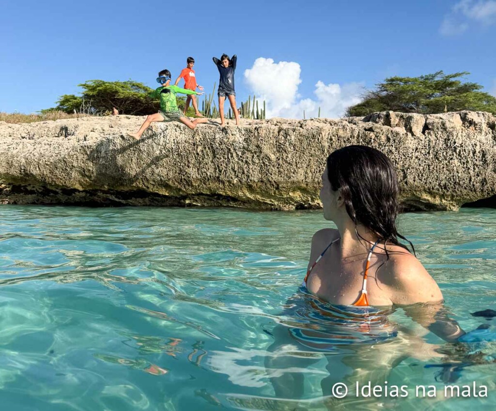 Mergulhando e pulando com crianças em Tres Trapi