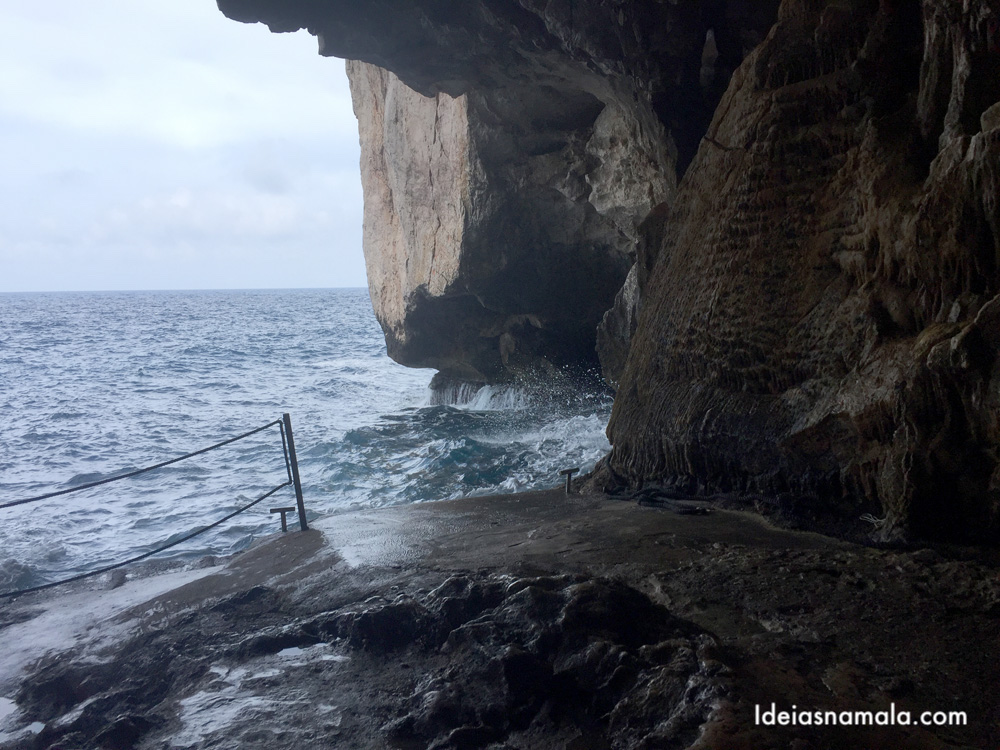 Grotta di Nettuno em dia de maré brava