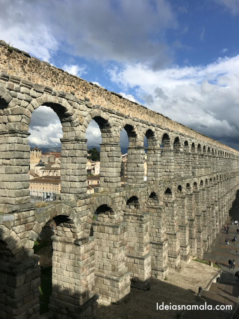 Vista caprichada do aqueduto romano de Segóvia