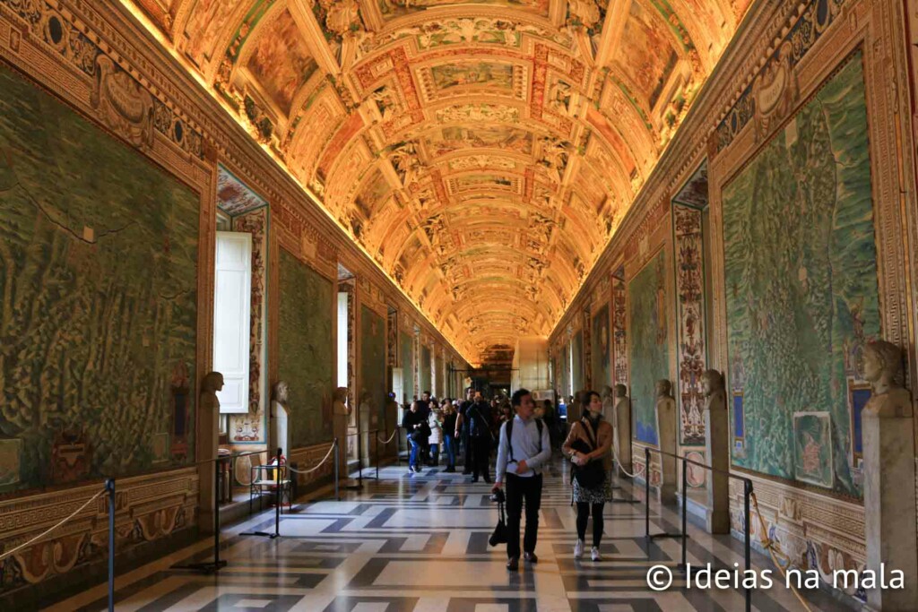 Riqueza de detalhes nos Museus Vaticanos: paredes cobertas do teto ao chão