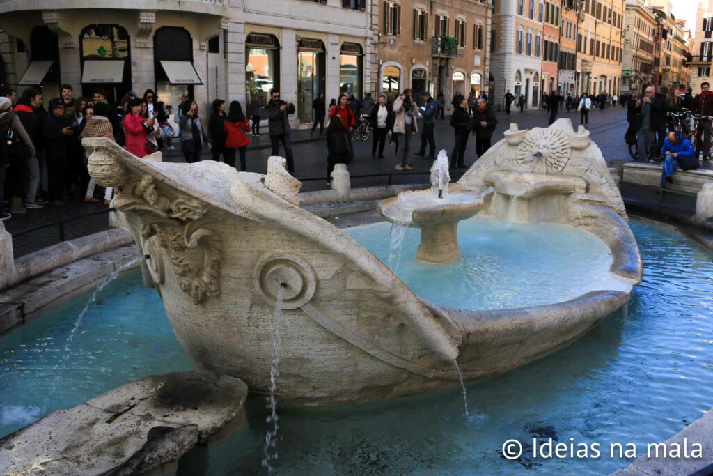 Fonte de barca na Piazza Di Spagna em Roma