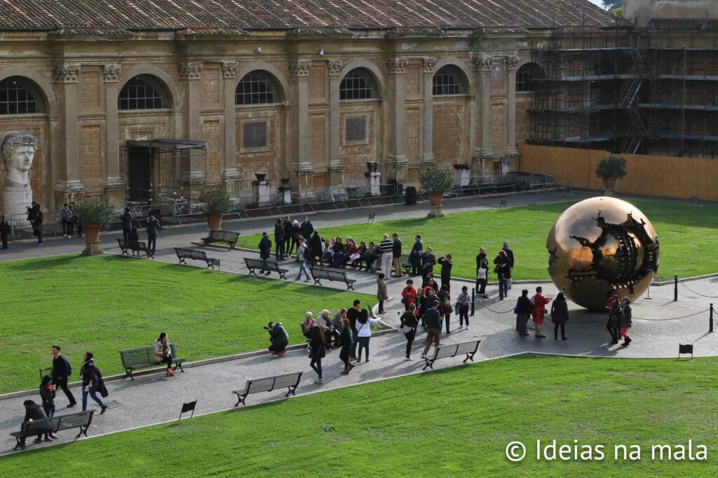 Escultura Sphere within Sphere nos Jardins Vaticanos