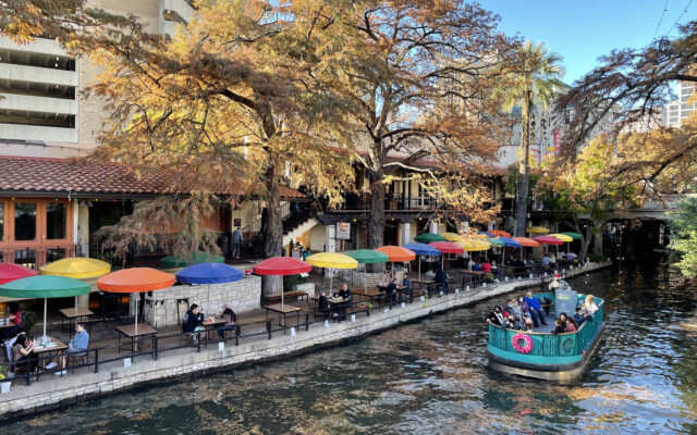 Colorida Riverwalk de San Antonio no Texas
