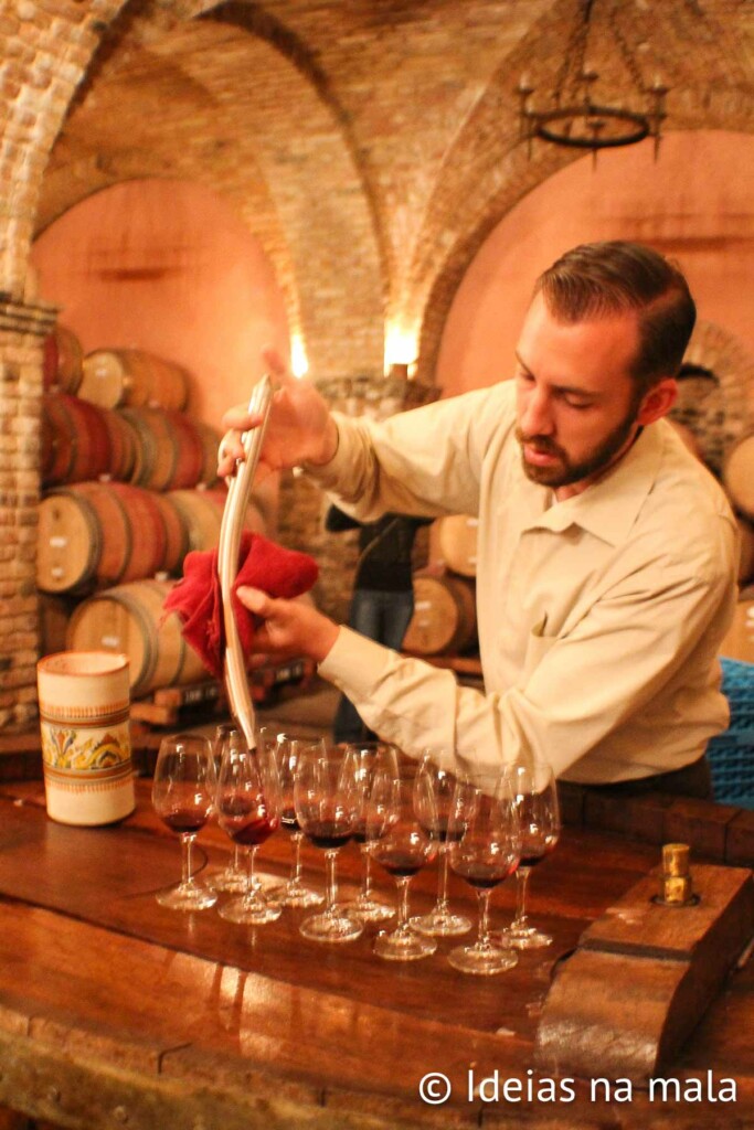 Degustando o vinho direto do barril no Castello di Amorosa