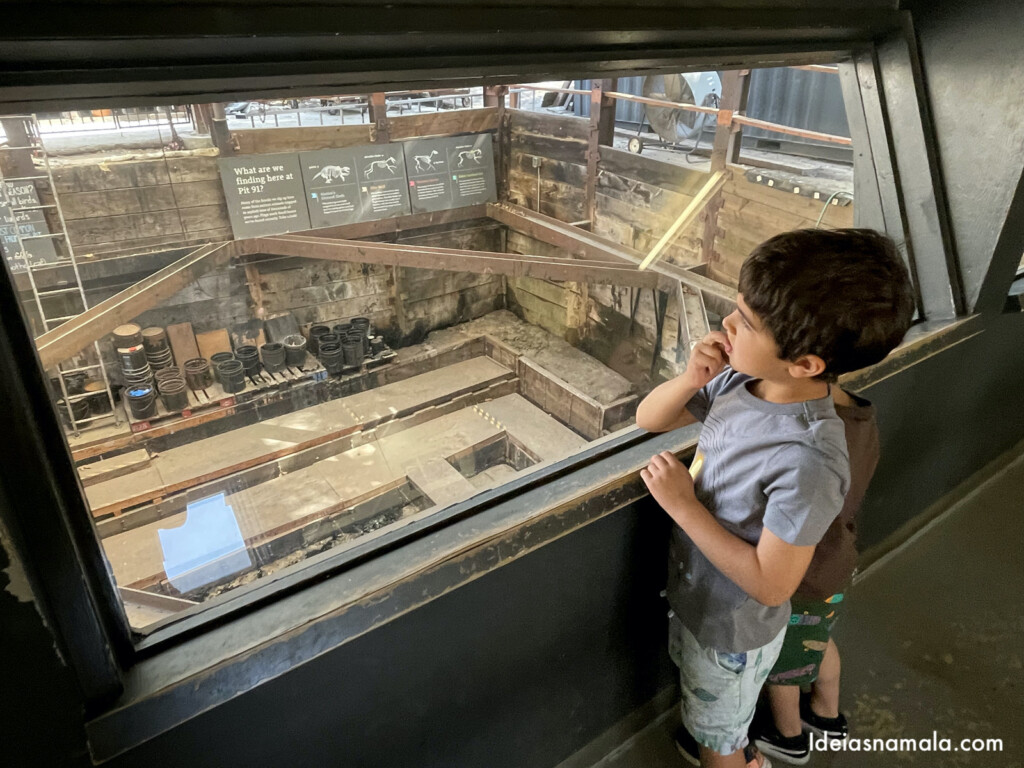Crianças vendo escavação de fósseis no La Brea em Los Angeles