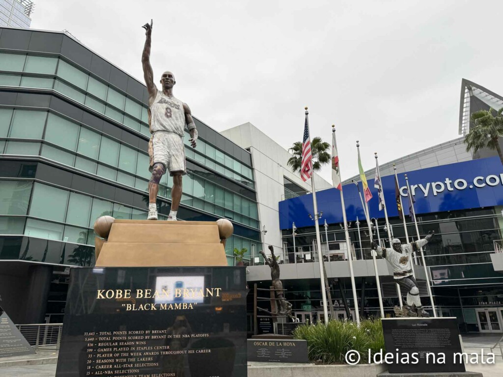 Estátua de Kobe Bryant no Estádio do Lakers em Los Angeles