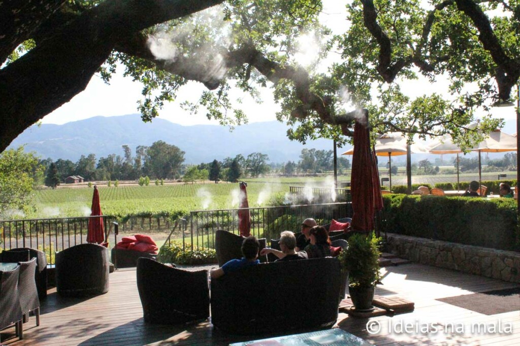 Degustação de vinhos na varanda da Mumm Napa.