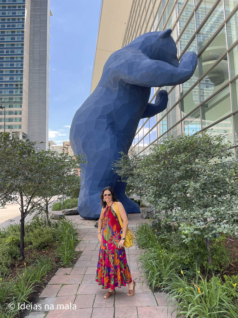 Urso gigante no centro de convenções de Denver