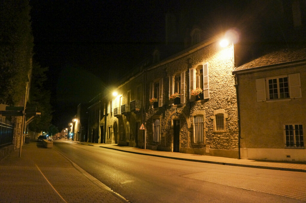 Noite no vilarejo de Nuits-Saint-Georges, Borgonha. Primeira parada para dormir.