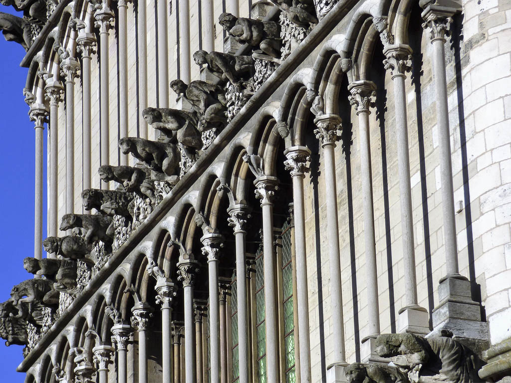 Fachada da igreja Notre-Dame de Dijon em dicas da Borgonha