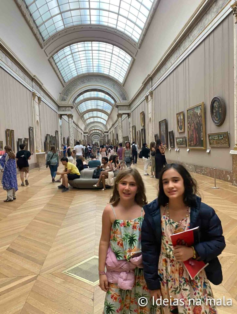 Museu do Louvre com crianças
