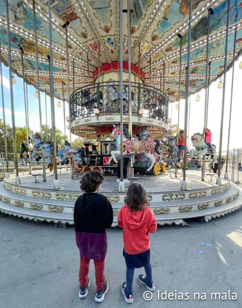 Carrossel da Torre Eiffel, um passeio que crianças amam em Paris