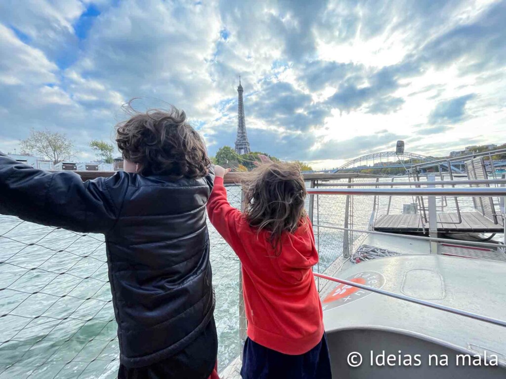 Passeio de barco em Paris com crianças