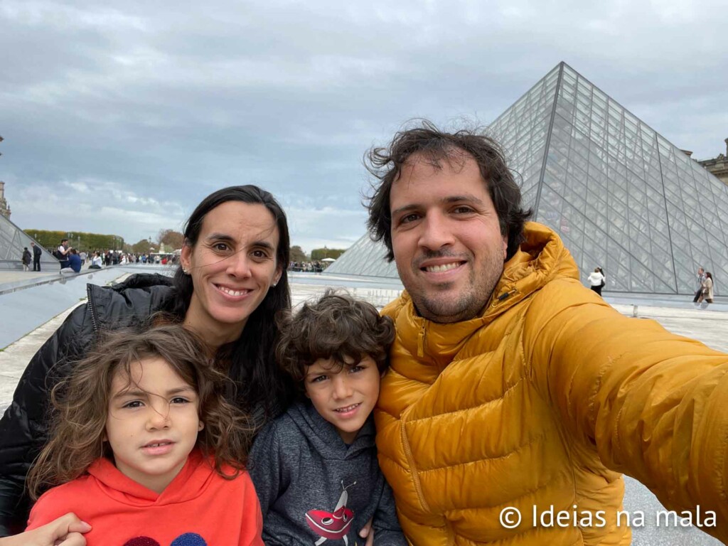 Família na pirâmide do Louvre
