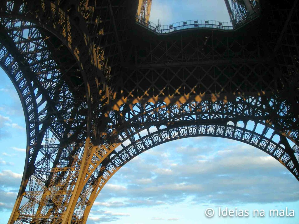 Torre Eiffel vista de baixo