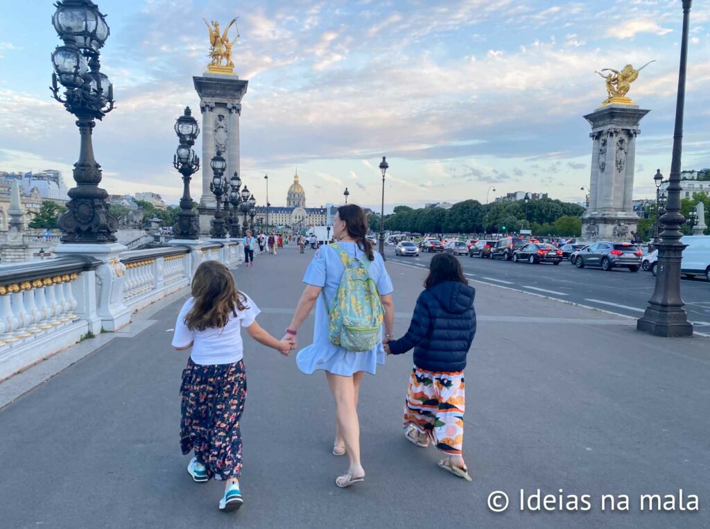 Atravessando a ponte Alexander III em Paris