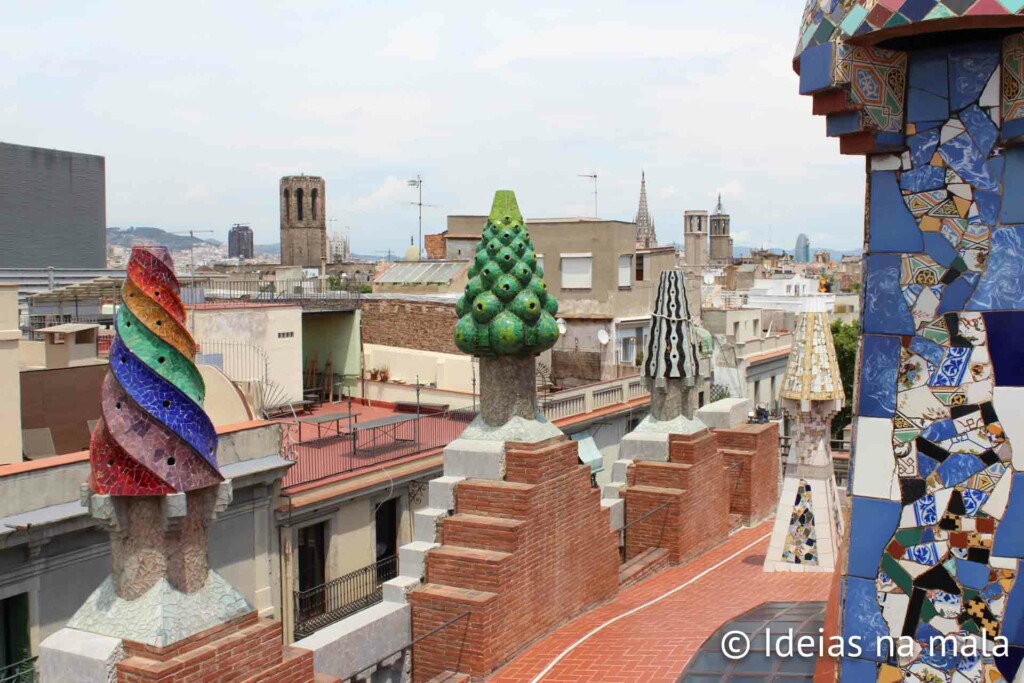 Detalhes coloridos do Palau Guell em Barcelona