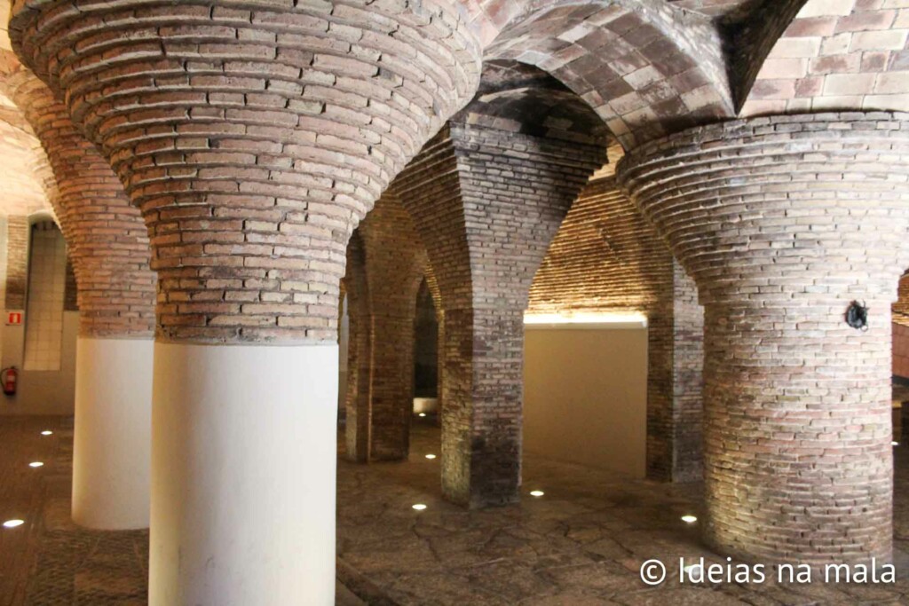 Colunas no subsolo do Palau Guell, uma das casa de Gaudí