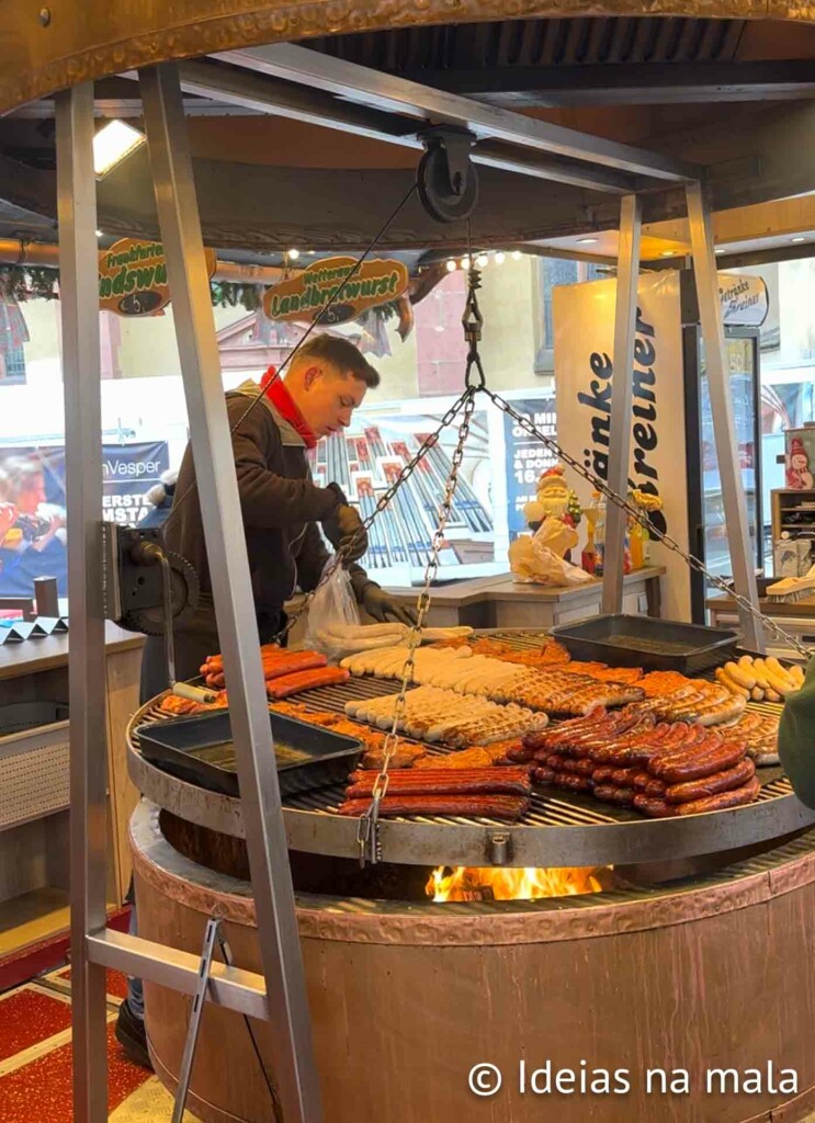Salsichas alemãs grelhadas no mercado de natal