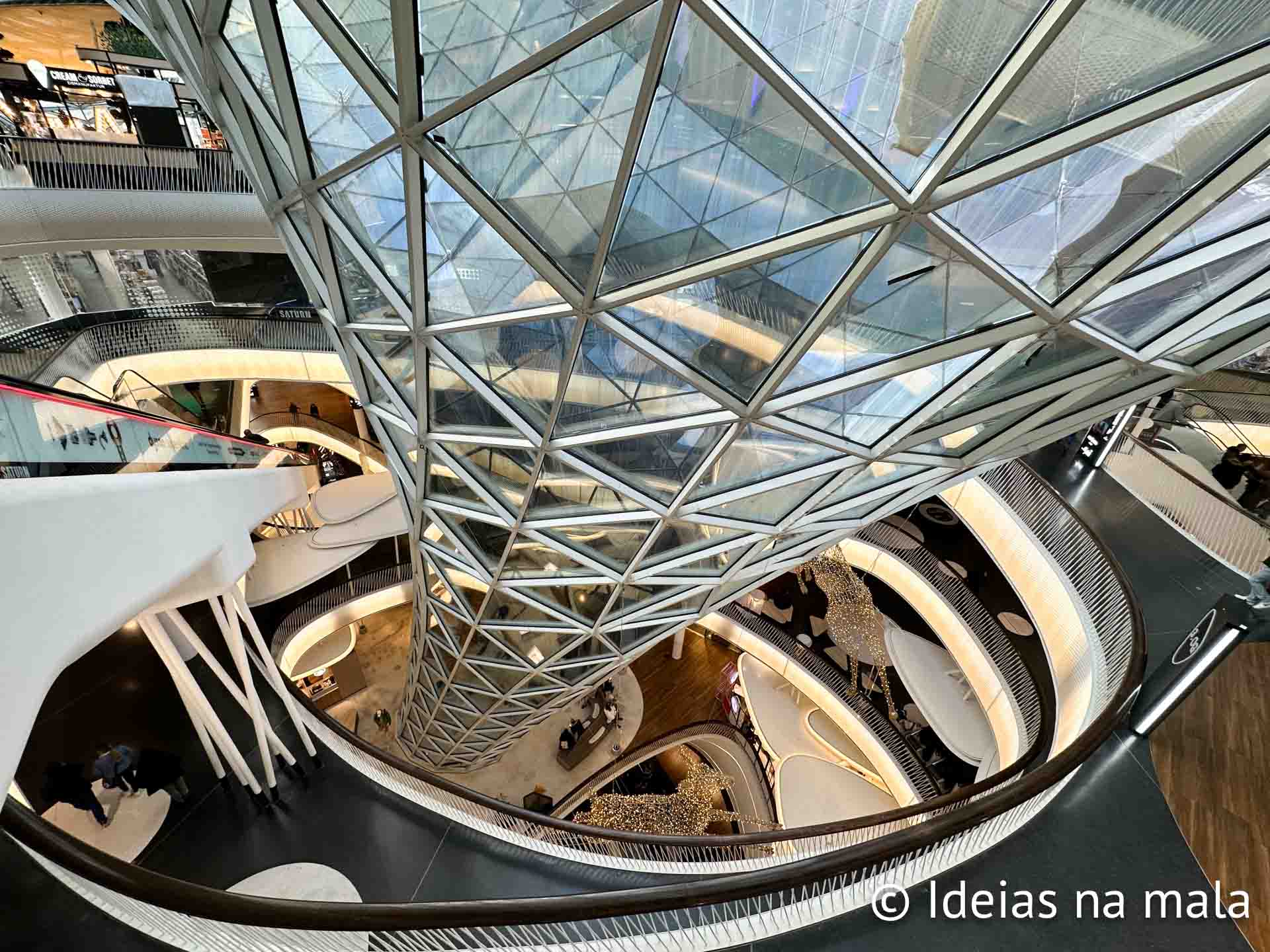 Interior do shopping MyZeil e sua arquitetura futuristica