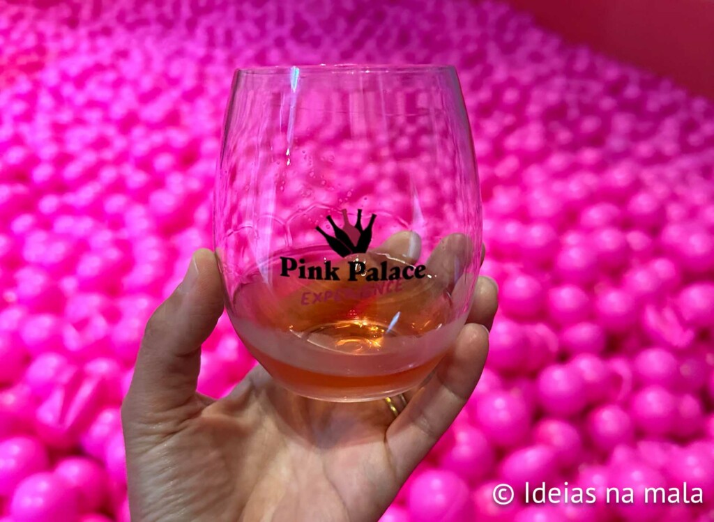 Degustando vinho Rosé no Pink Palace - WOW Porto