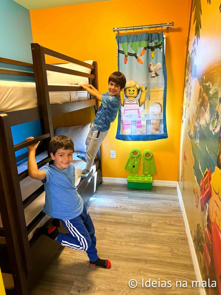 como são os quartos no Legoland Beach Retreat na Flórida