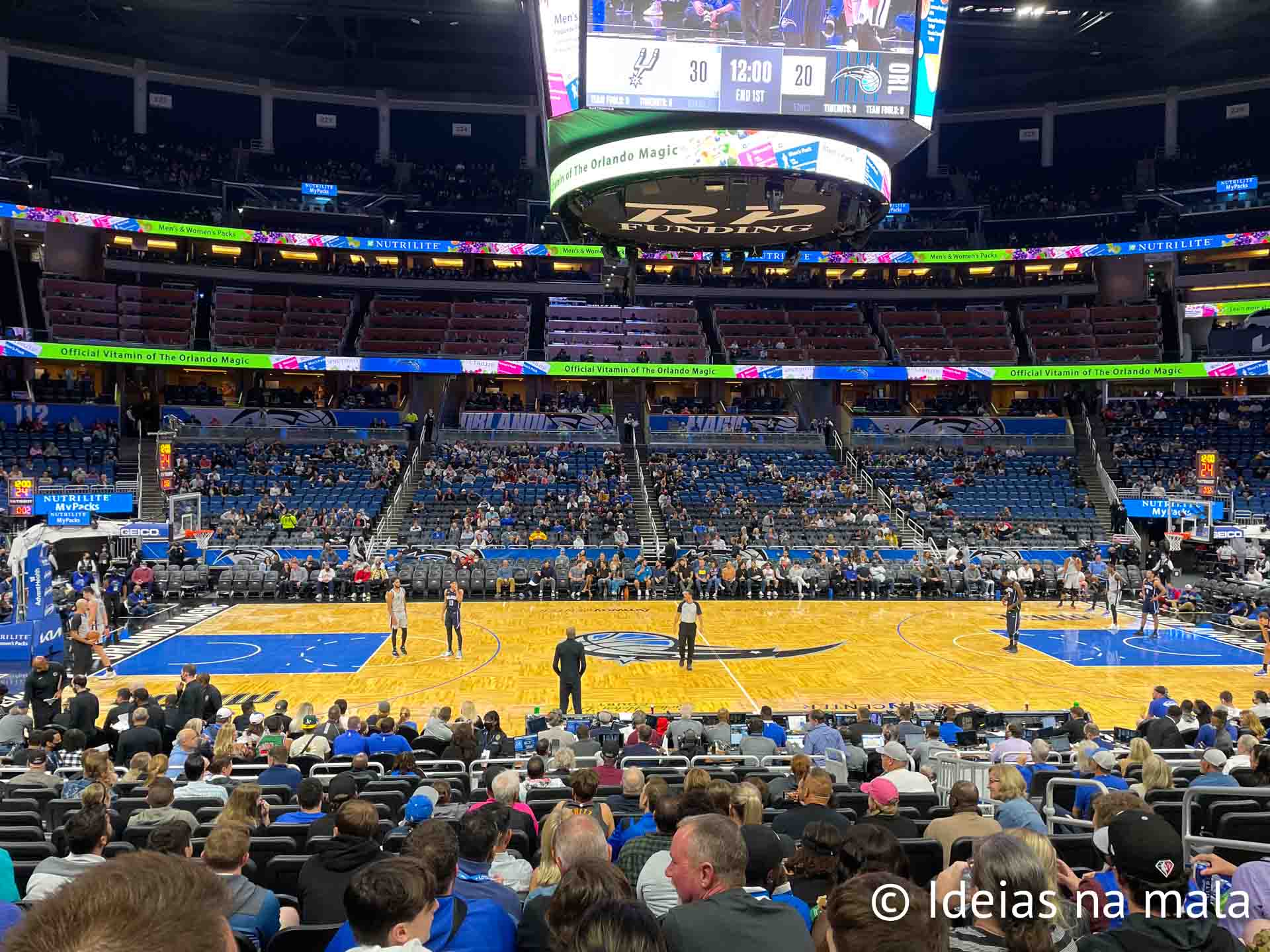 Jogadores de basquete na grande arena profissional durante o jogo