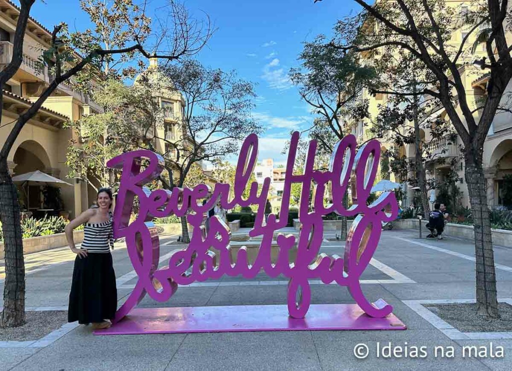 Letreiro colorido em Beverly Hills