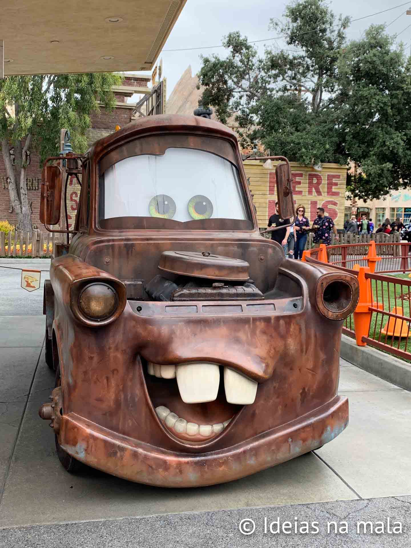 Trator Mater em encontro com personagens na Disneyland