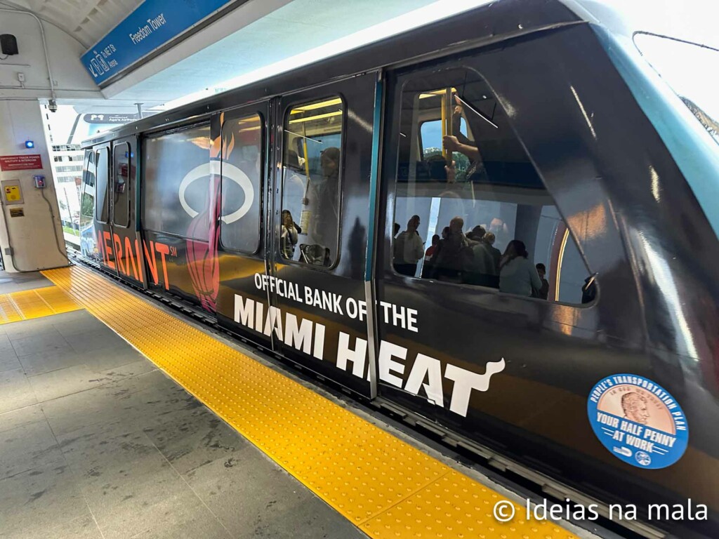 Metromover estampado com o Miami Heat