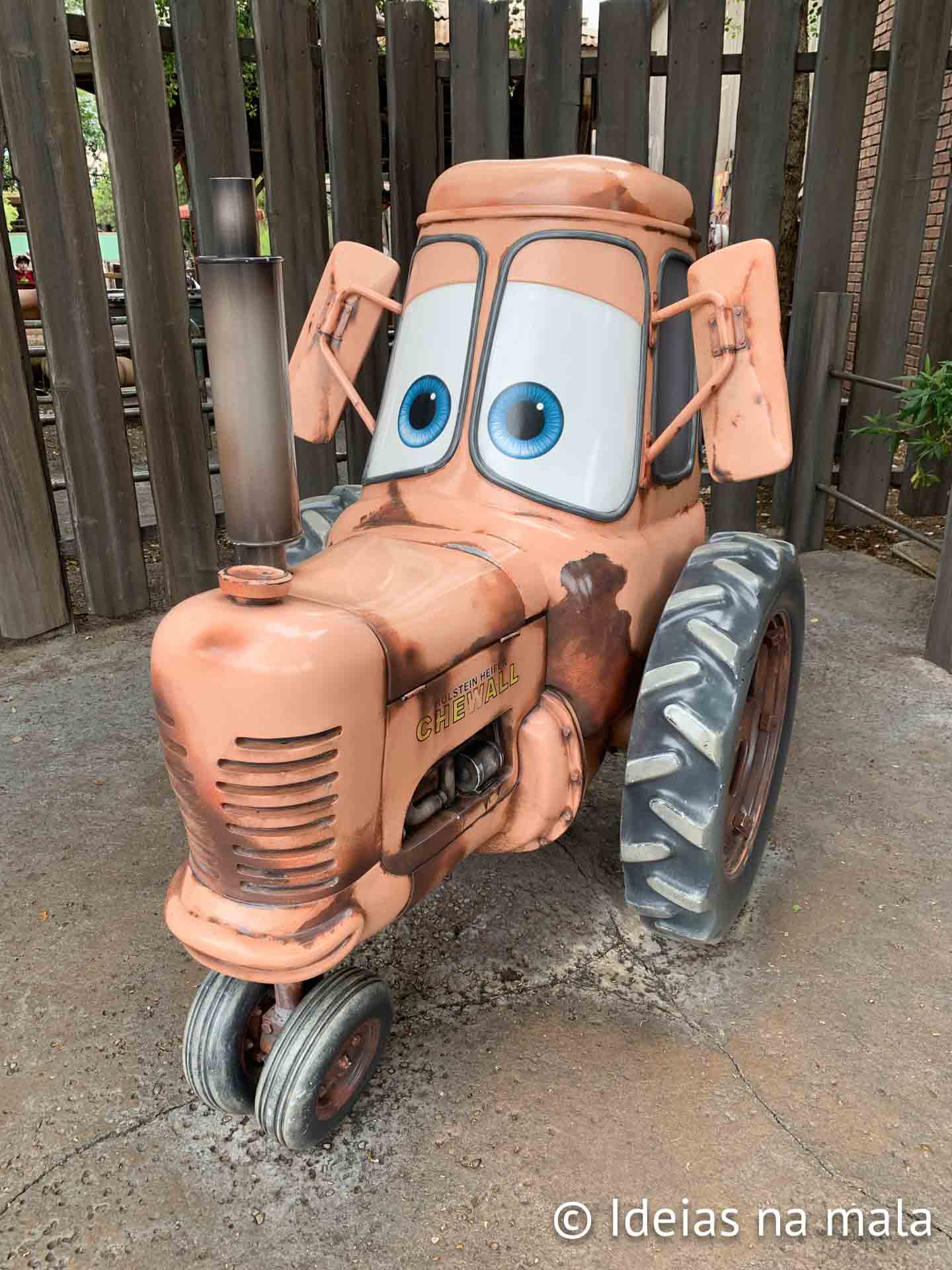 Trator de metal em frente ao Mater's Junkyard Jamboree
