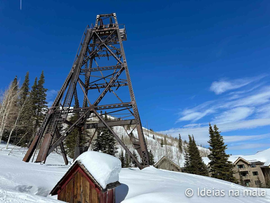 Torre de uma das antigas minas que operava sob o Deer Valley