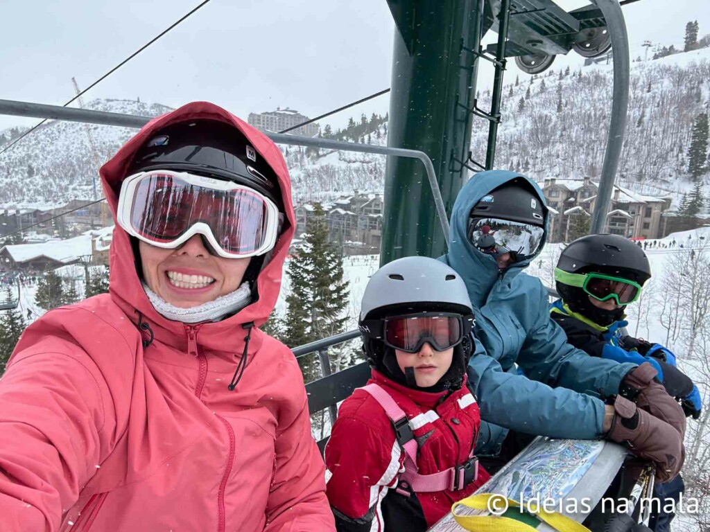 Família preparada para esquiar a melhor neve do mundo em Park City