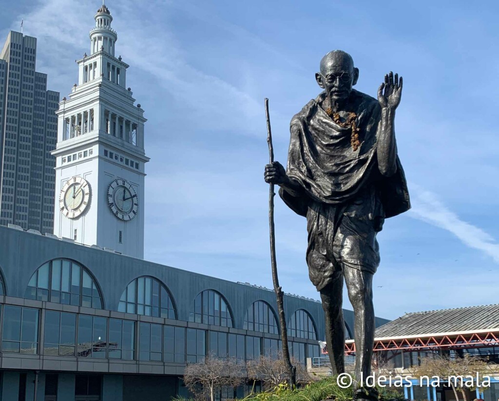 Estátua de Gandi no patio do Ferry Building de San Francisco