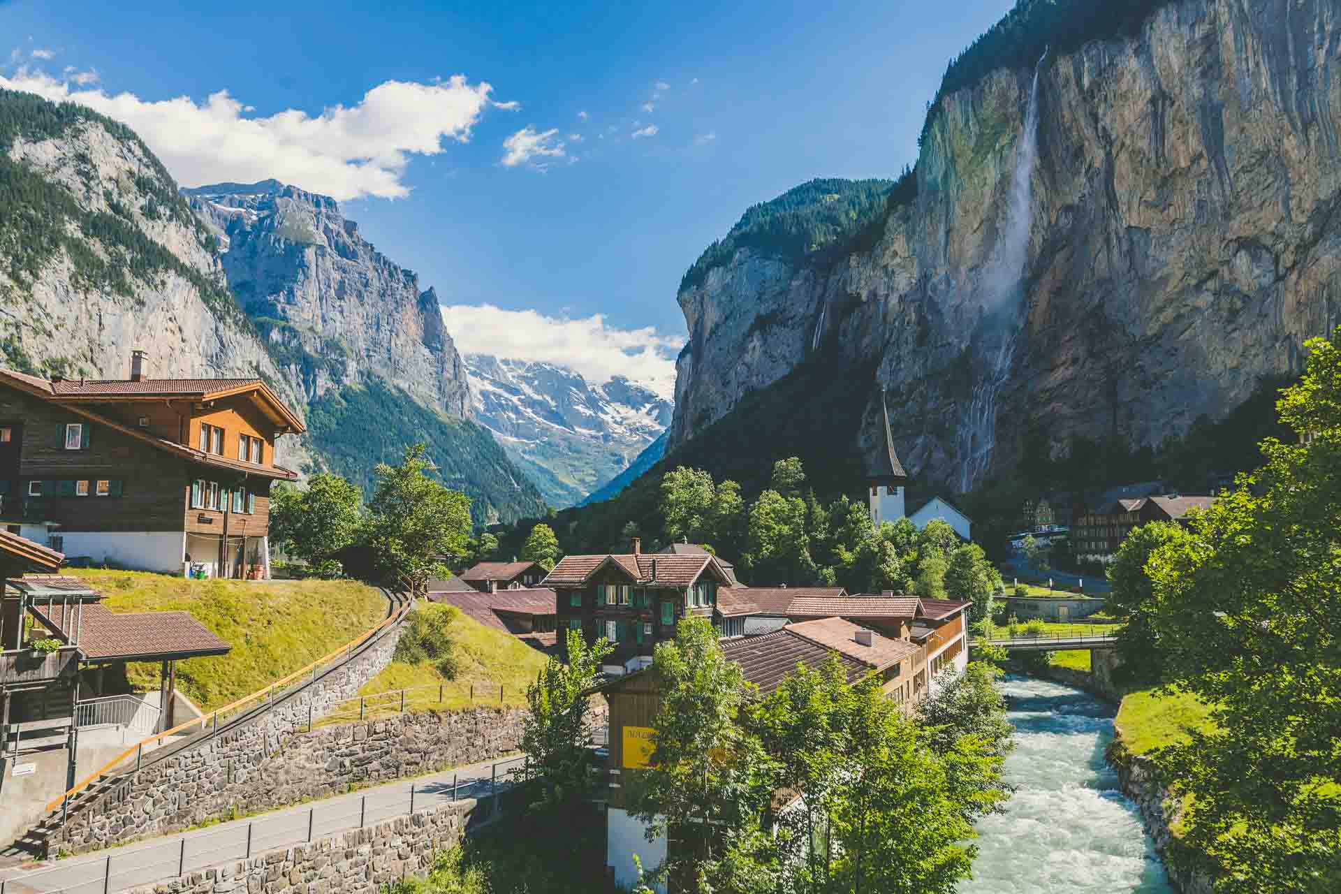 vista do centrinho de Lauterbrunnen e da Staubbach Falls na suíça