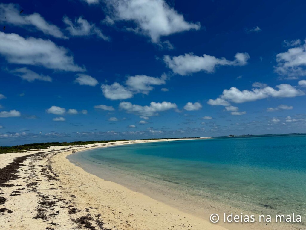 Praia em Dry Tortugas perto de Key West. O mar é espetacular