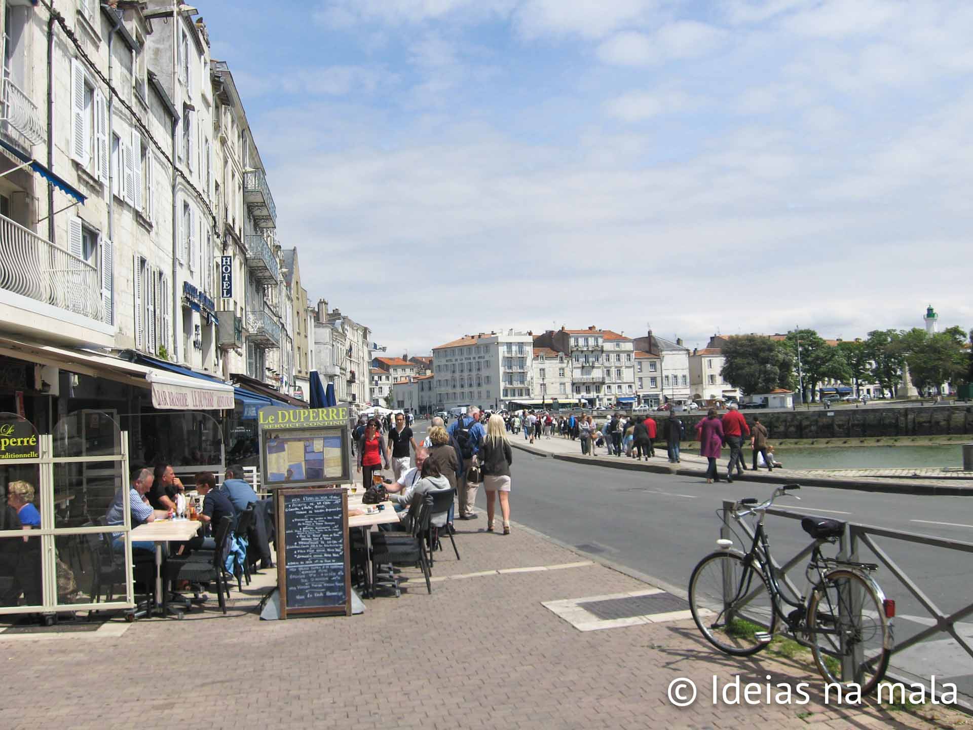 Ruas super charmosas e cheias de turistas em La Rochelle