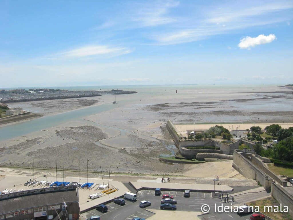 Vistas do porto na maré baixa