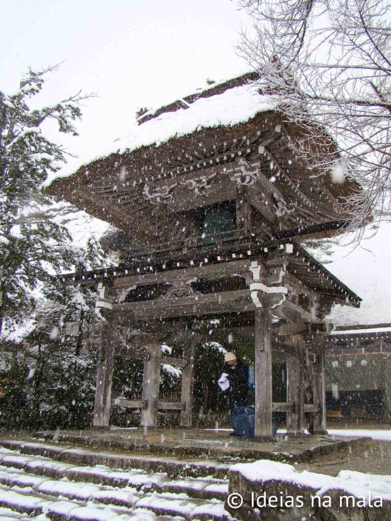 templo em Shirakawa-go no Japão