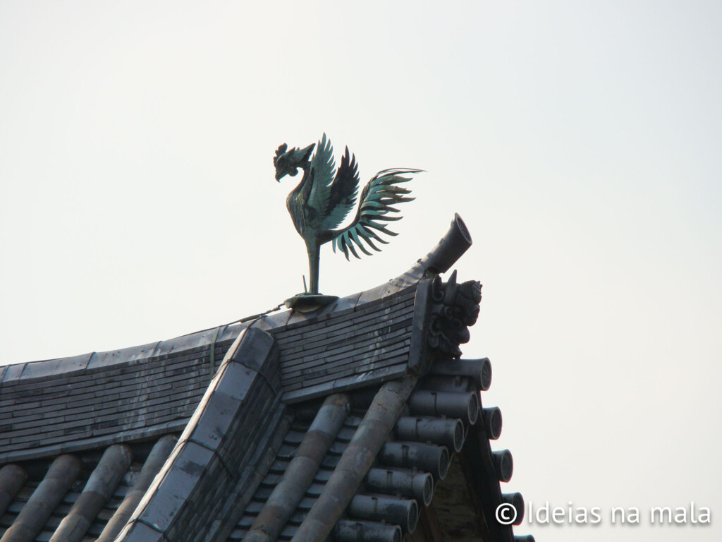 Fênix de bronze repousando no telhado do templo Byodoin em Uji no Japão