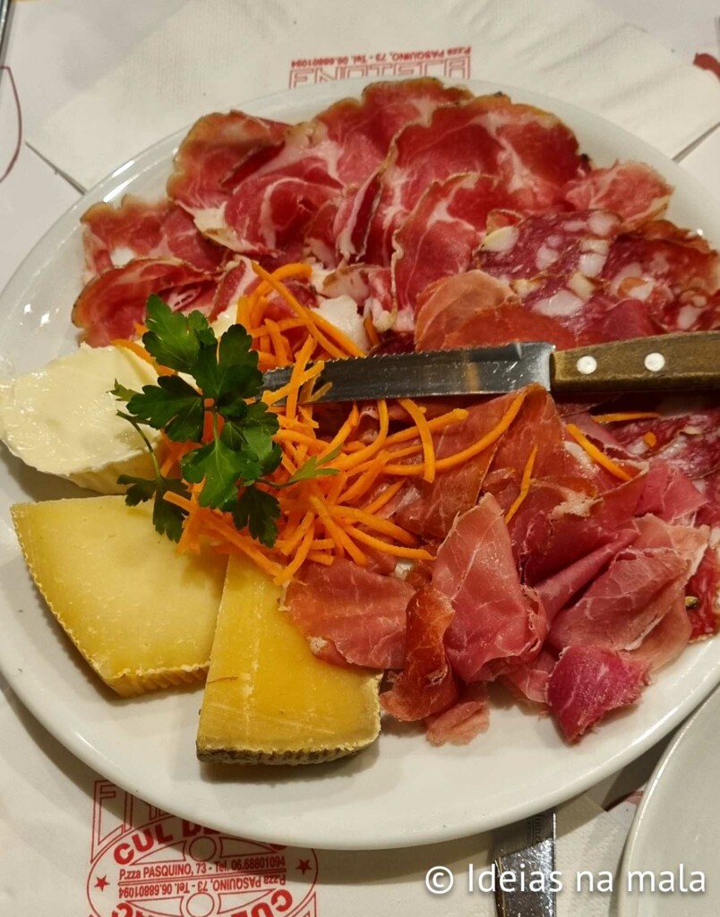 tábua de queijos e frios na Enoteca Cul de Sac em Restaurantes em Roma para beber vinho