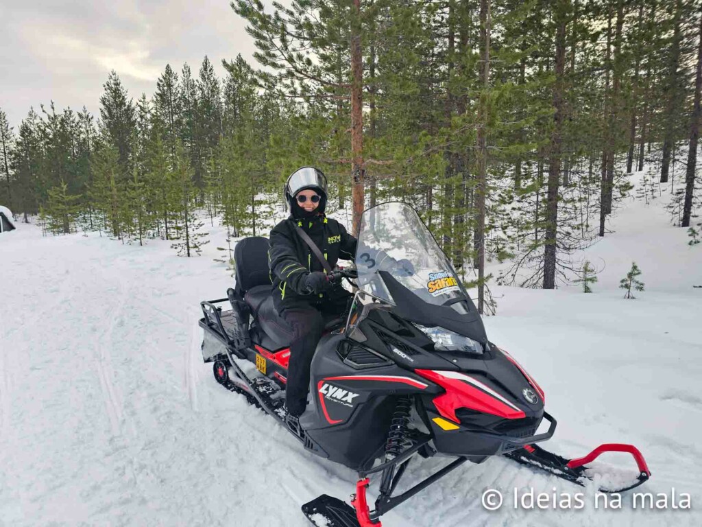 Passeio de snowmobile no círculo ártico