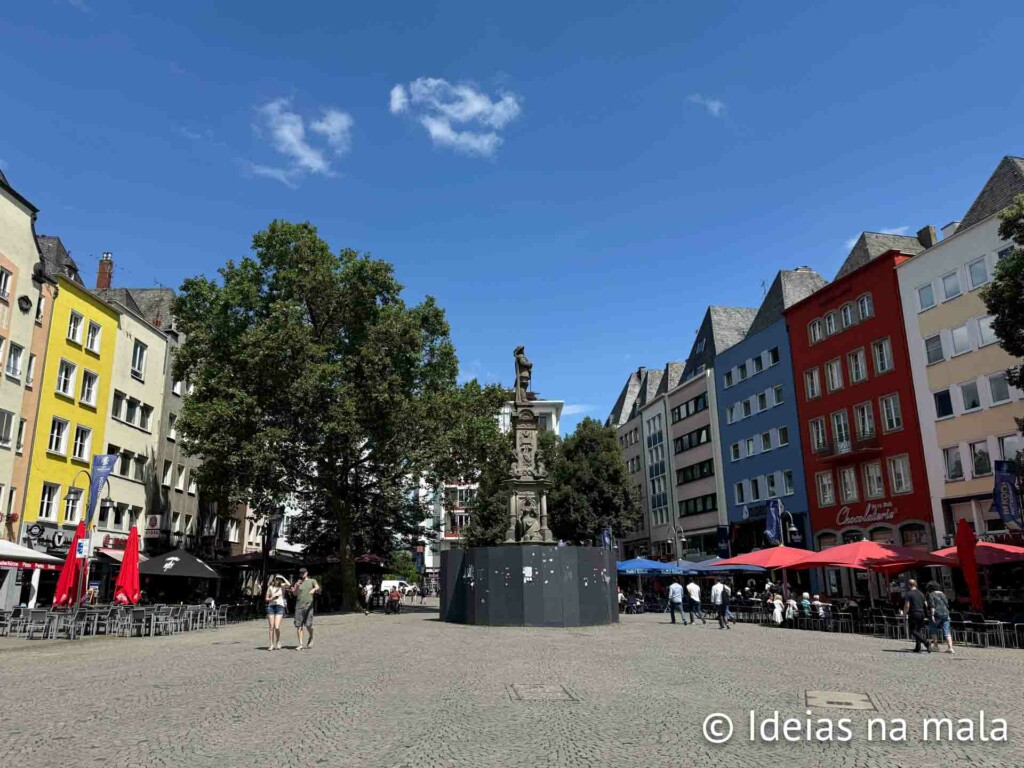 Alter Markt a praça central de Colônia e suas casas coloridas