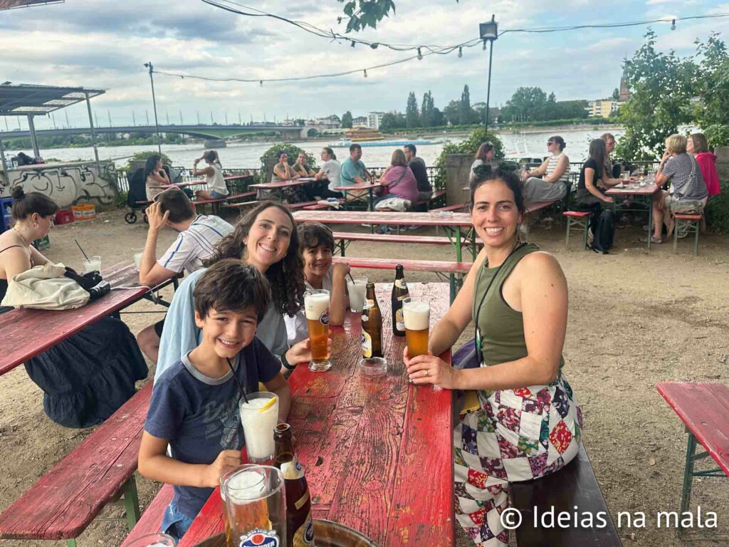 Biergarten Am alten Zoll, tem até caipirinha no menu