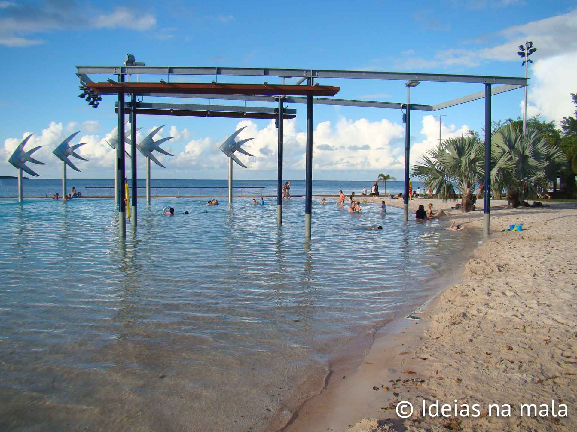 Esplanada a praia artificial de Cairns na Austrália