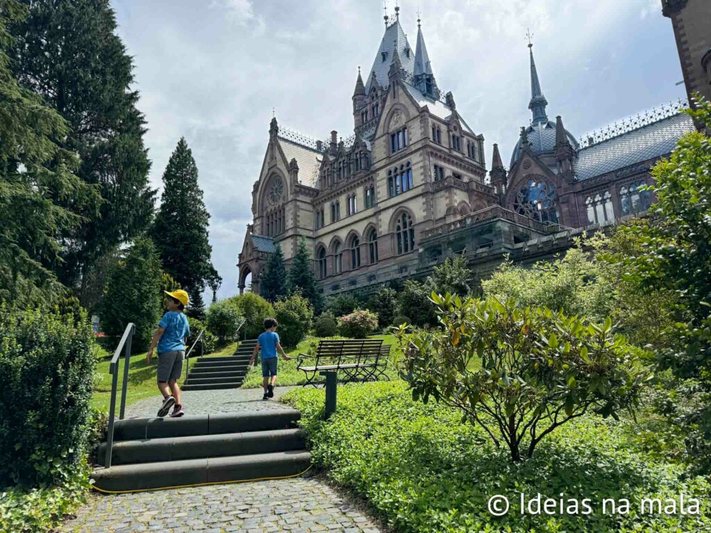 Castelo de Drachenburg visto dos jardins