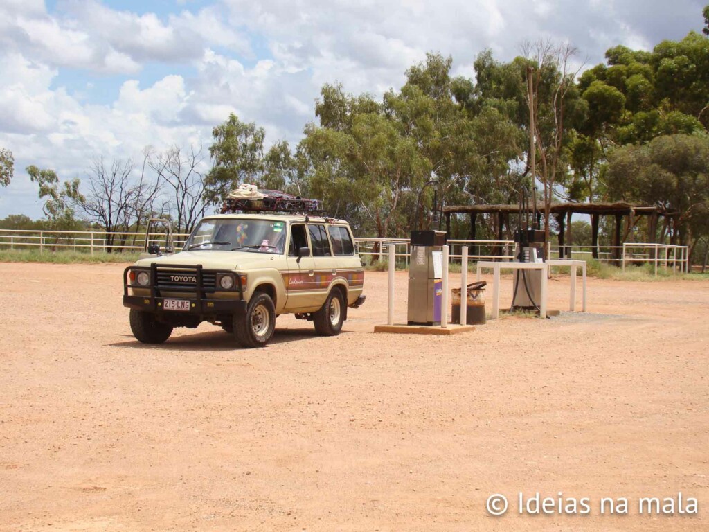 Carro em Uluru no deserto australiano na Austrália