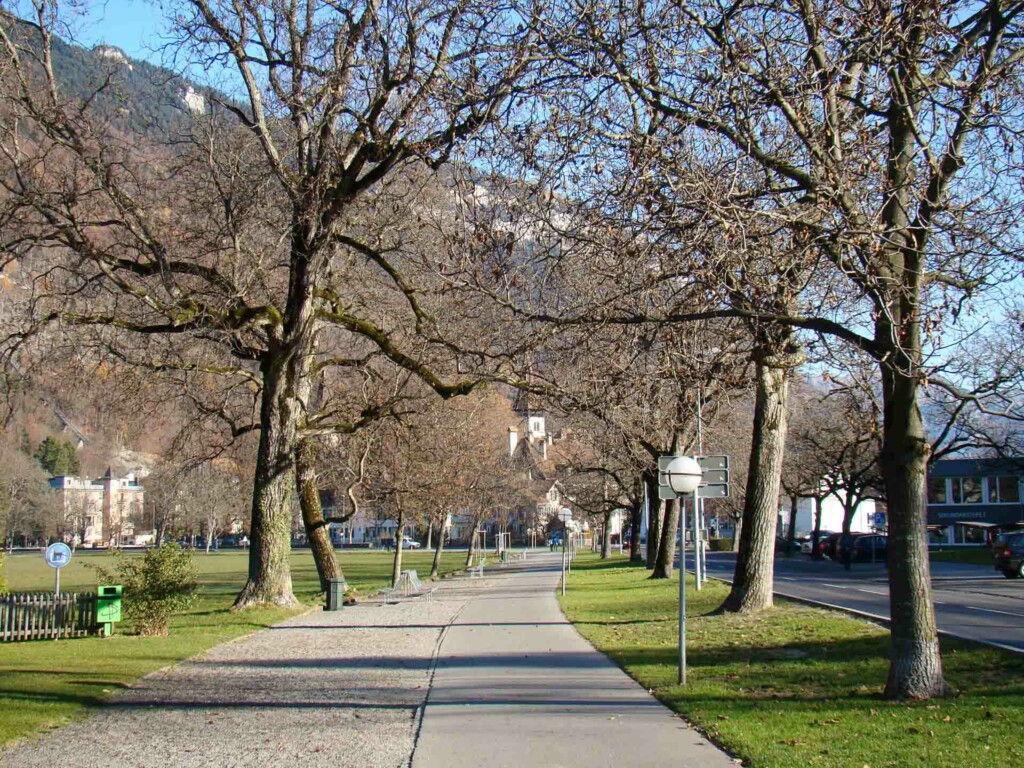 caminhada pelo centro super charmoso de Interlaken na Suíça