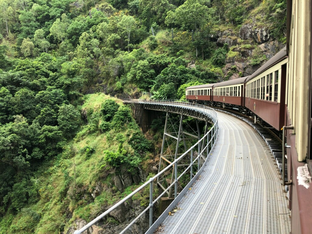 como é a viagem entre Kuranda e Cairns de trem