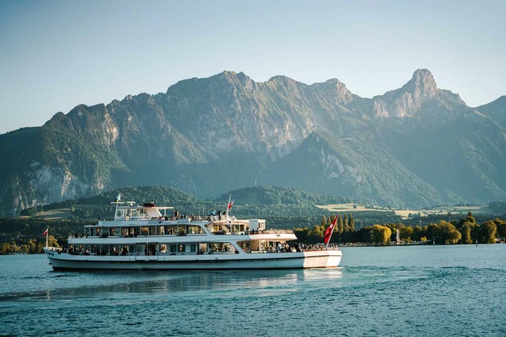 Passeio de barco no Lago Thun em Interlaken na Suíça